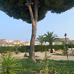 아파트 Under The Palm Trees